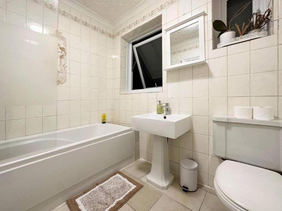 Charming 3-Bedroom Family Home London Ngoại thất bức ảnh